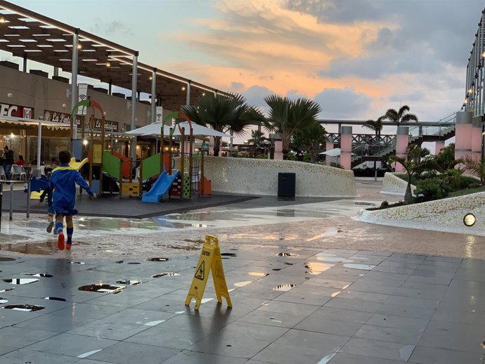 Archivo - Centro Comercial Las Terrazas, en Gran Canaria, un día de lluvia con intervalos nubosos