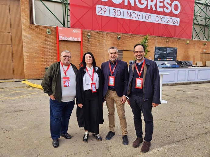 La nueva secretaria de Municipios del Litoral de la Comisión Ejecutiva Federal del PSOE, Anabel Mateos, junto a otros dirigentes del PSOE de Almería