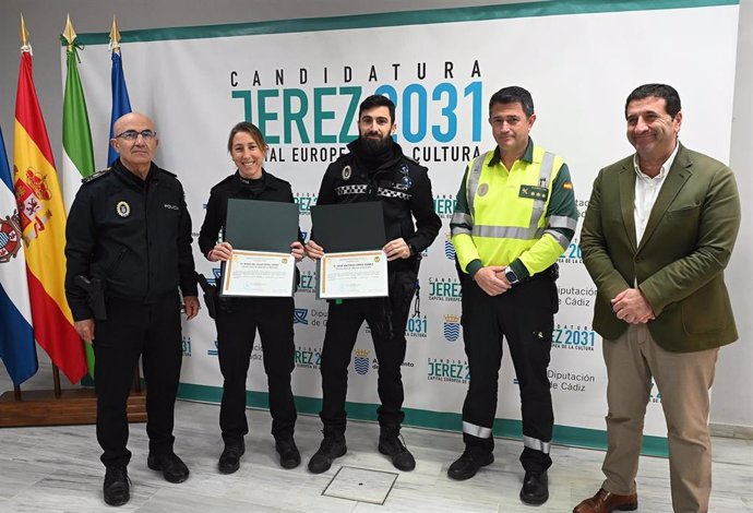 Reconocimiento a dos agentes de la Policía Local de Jerez.