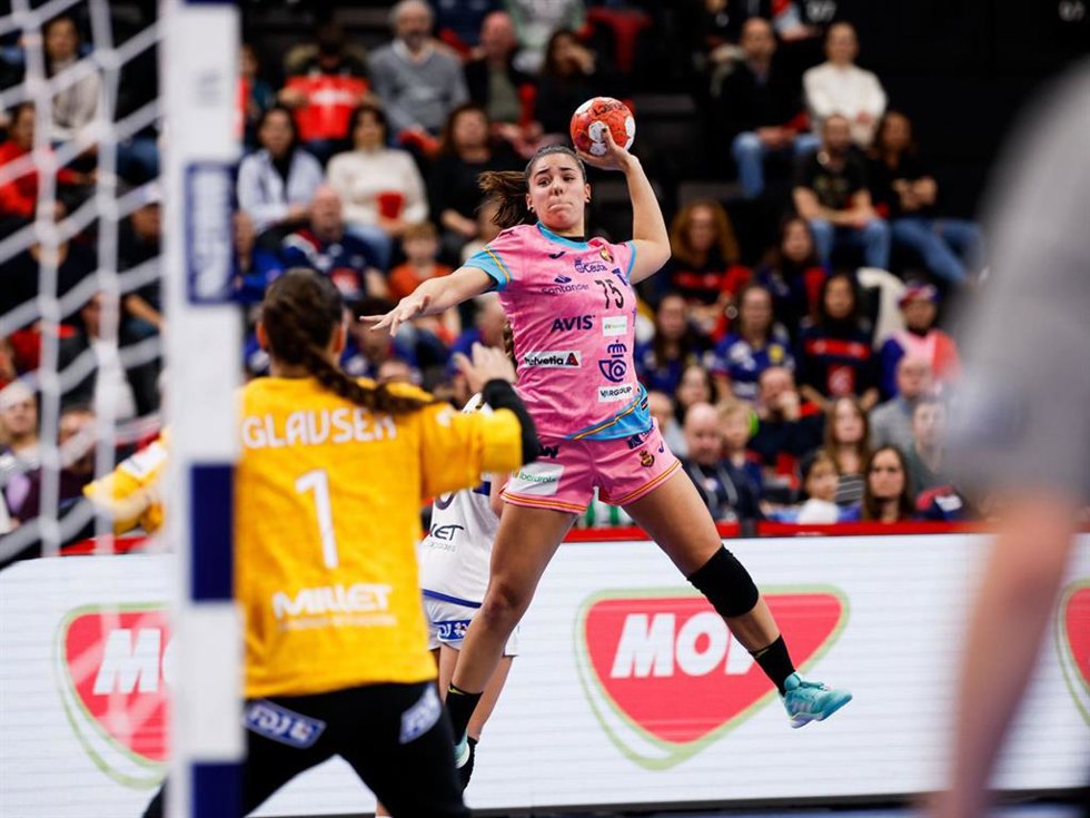 Paula Agulló en un partido de la selección española femenina de balonmano