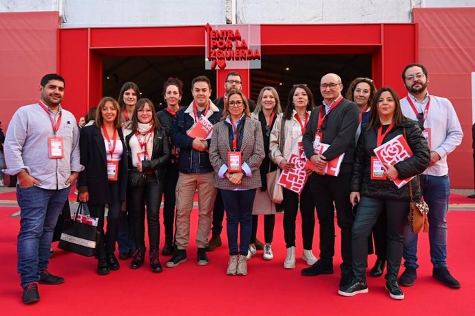 La delegación de los socialistas turolenses, encabezada por la secretaria general, Mayte Pérez, en el 41º Congreso Federal celebrado en Sevilla.