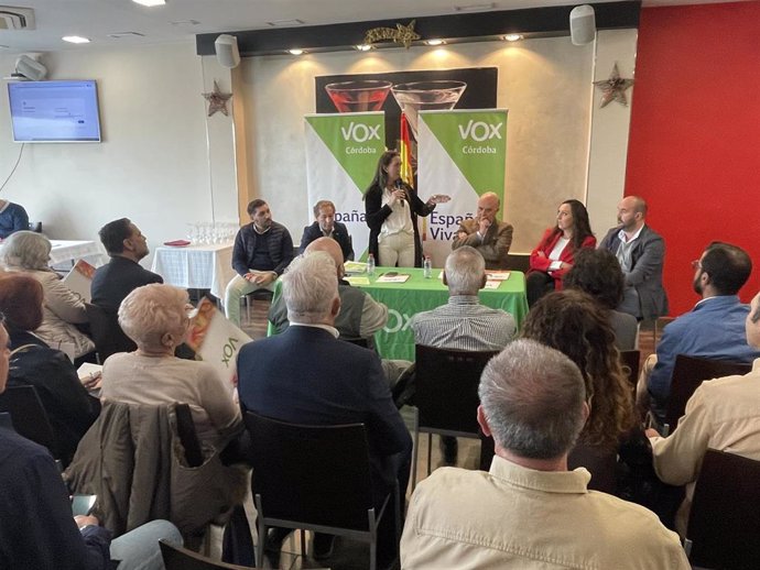 La presidenta de Vox en Córdoba, Paula Badanelli, en un encuentro con militantes