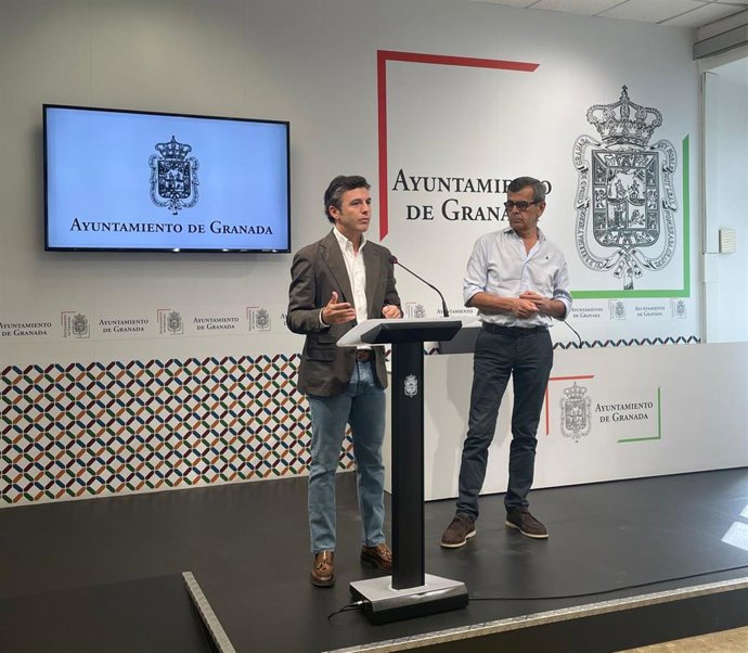 Archivo - Imagen de archivo del edil de Cultura, Juan Ramón Ferreira (d), que ha informado de la celebración de este concierto.