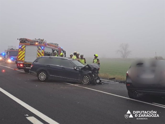 Vehículos implicados en el accidente de circulación ocurrido este domingo en la A-122 en Bárboles (Zaragoza) en el que ha fallecido una mujer de 61 años y un joven de 29 años ha resultado herido grave.