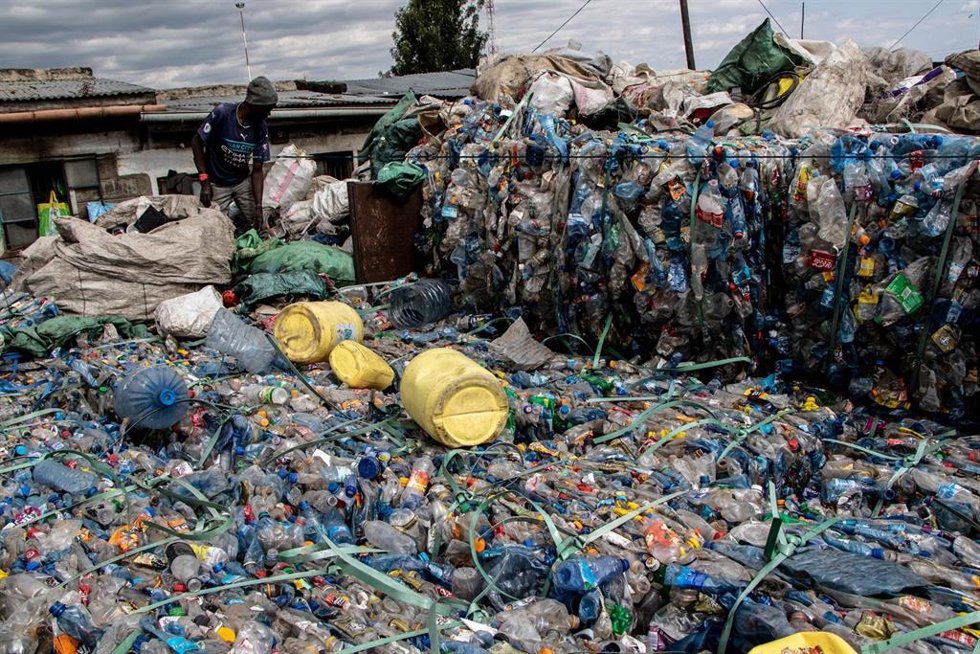 Archivo - Imagen de archivo de un centro de reciclaje de plásticos en Kenia 