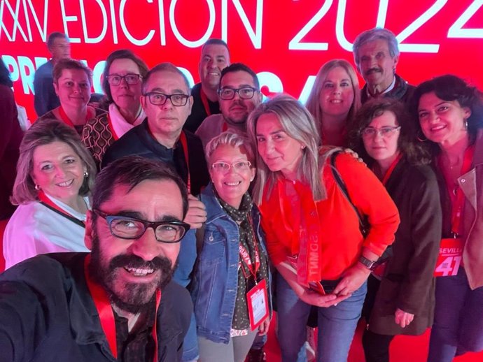 Milagros Tolón en una foto de grupo durante el 41 Congreso del PSOE celebrado en Sevilla.