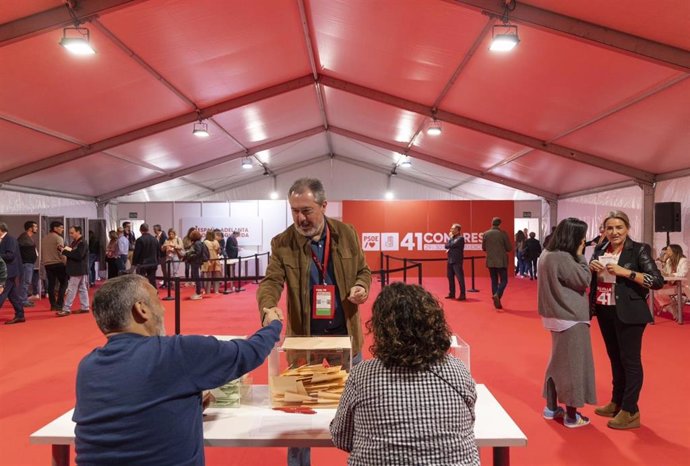 El secretario general del PSOE-A, Juan Espadas, vota las candidaturas a los órganos federales en el Congreso de Sevilla