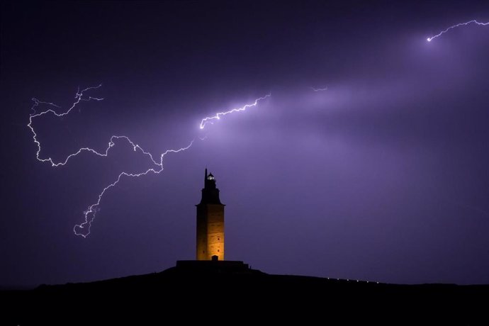 Archivo - Vista de un rayo sobre la Torre de Hércules, a 26 de octubre de 2022, en A Coruña, Galicia (España). 