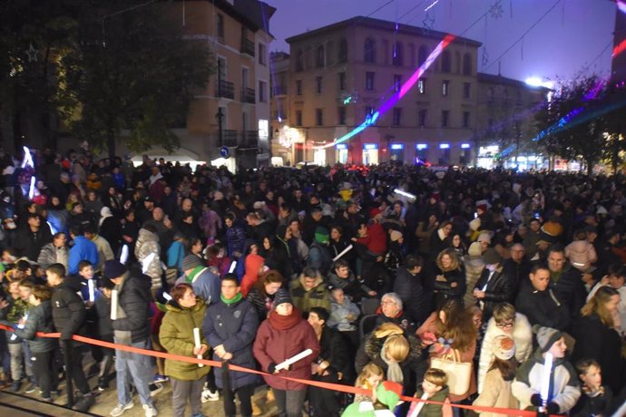 Gran expectación en el acto del encendio navideño de Monzón