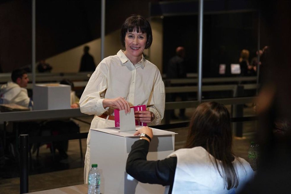 La actual portavoz nacional del BNG, Ana Pontón, deposita su voto durante la XVII Asamblea nacional del BNG, a 1 de diciembre de 2024, en Santiago de Compostela, A Coruña, Galicia (España). Durante el encuentro, el BNG ha elegido a su nueva dirección y 
