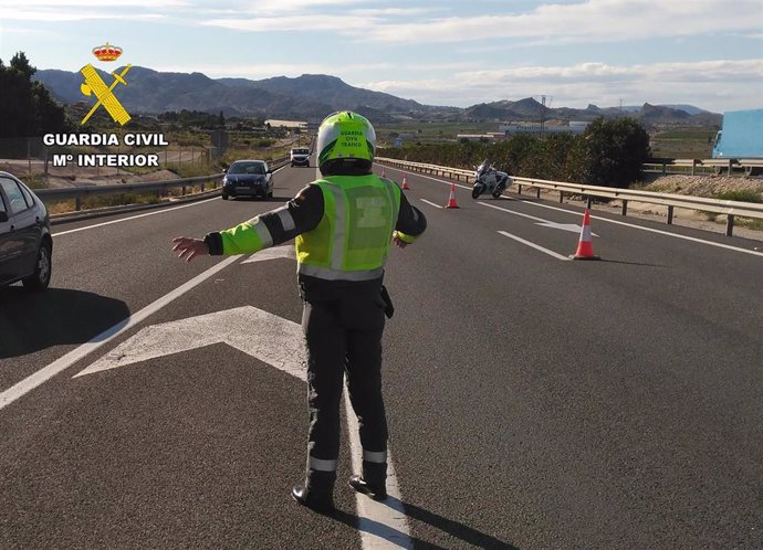 Archivo - Un agente de la Guardia Civil en un control desplegado en una autovía.