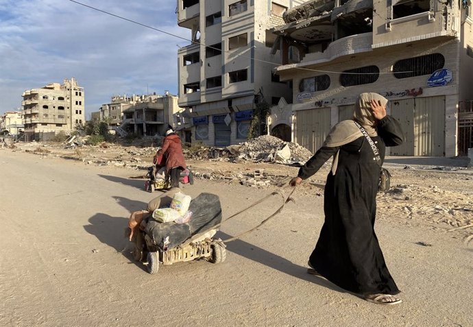 November 17, 2024, Gaza City, Gaza Strip, Palestinian Territory: Palestinians carrying belongings on their way in Beit Lahia, northern Gaza due to the recent Israeli attacks on November 17, 2024. Hundreds of displaced Palestinian families, forced to flee 