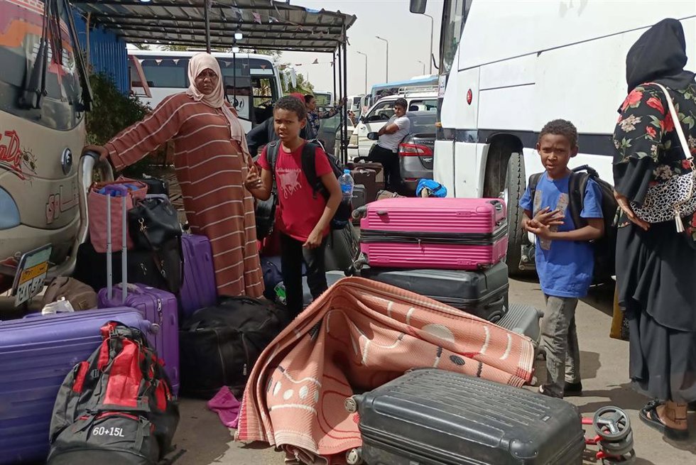 Archivo - Imagen de archivo de refugiados sudaneses en la estación de autobuses de Asuán, Egipto