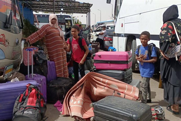 Archivo - CAIRO, April 17, 2024  -- People fleeing from Sudan are pictured at a bus station in Aswan, Egypt, on April 25, 2023. Displaced by the civil war in Sudan a year ago, asylum-seeking Sudanese citizens have been trying to rebuild their lives in nei