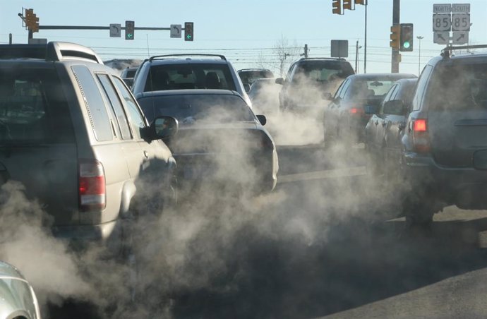 Archivo - Contaminantes nubes de gases de escape aumento en el aire