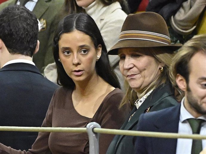 Victoria Federica y la infanta Elena durante la corrida benéfica 'Madrid torea por Valencia'