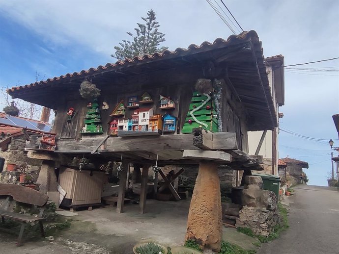 Archivo - Hórreo decorado con motivos de Navidad