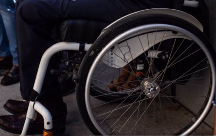 Archivo - Imagen de recurso de un hombre en silla de ruedas