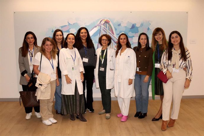 Nefrólogos portugueses con profesionales sanitarios del Macarena en la Unidad de Enfermedad Renal Crónica Avanzada.