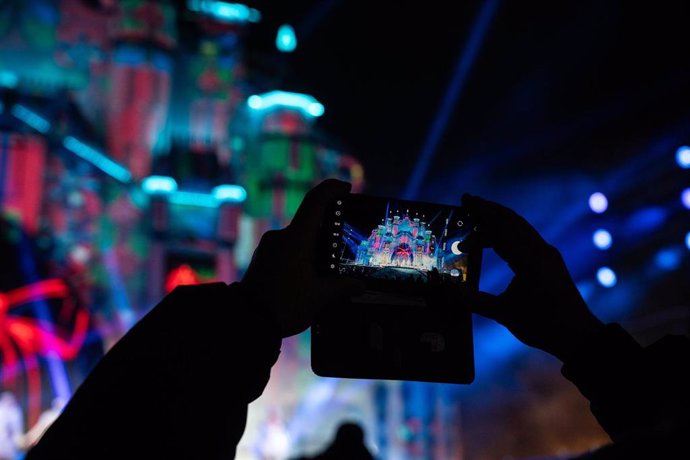 Una persona hace una foto durante la inauguración de las Mágicas Navidades 2024, a 21 de noviembre de 2024, en Torrejón de Ardoz, Madrid (España). 