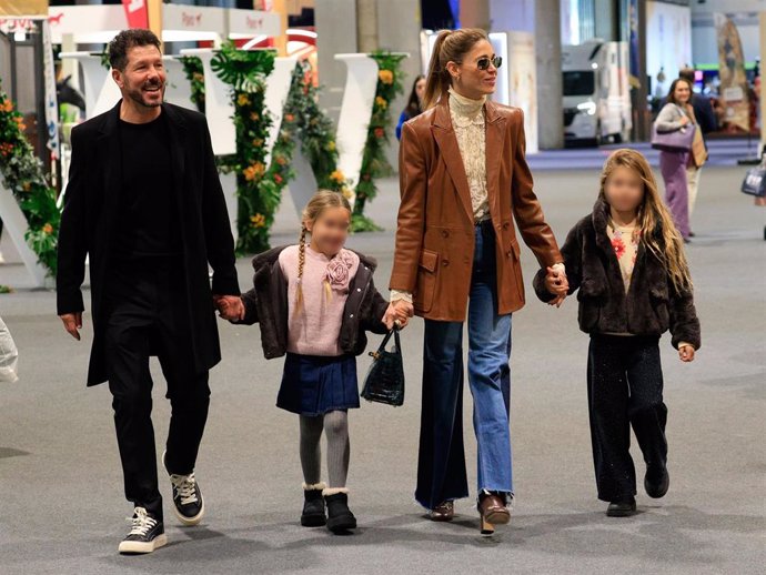 Carla Pereyra y Diego Pablo Simeone durante la IFEMA Madrid Horse Week con sus dos hijas, Francesca y Valentina