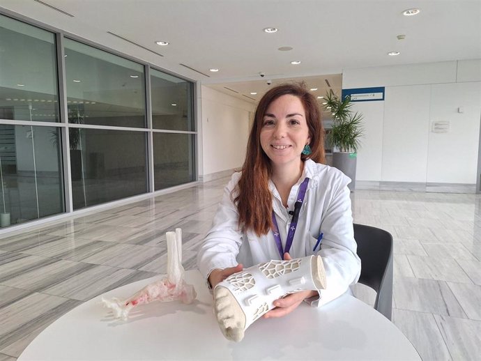 La doctora Laia López con la bota 3D diseñada por Dimension Labs