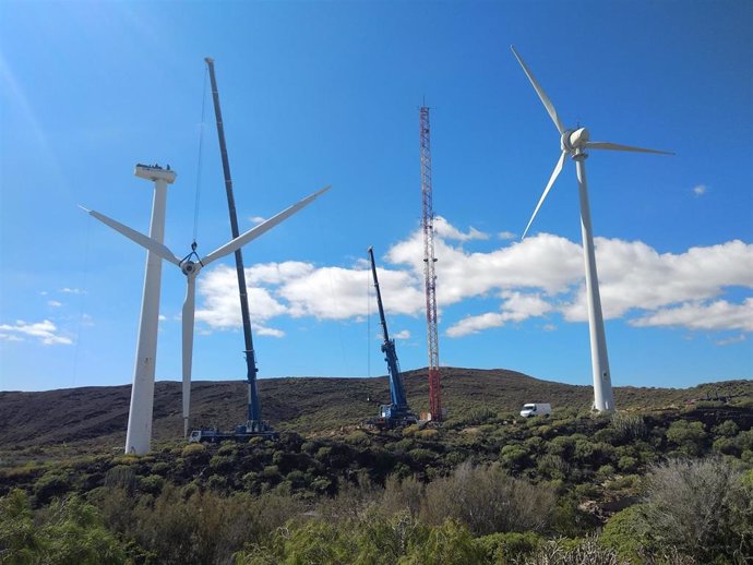 Archivo - ITER realiza tareas de mantenimiento en uno de sus parques eólicos