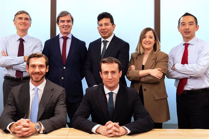 Pie de foto: equipo de inversión de Cobas AM. De izquierda a derecha, Francisco García Paramés; Vicente Martín Brogeras; Iván Chvedine Santamaría; Carmen Pérez Baguena; Mingkun Chan; Juan Huerta de Soto Huarte; Juan Cantú Pastor.