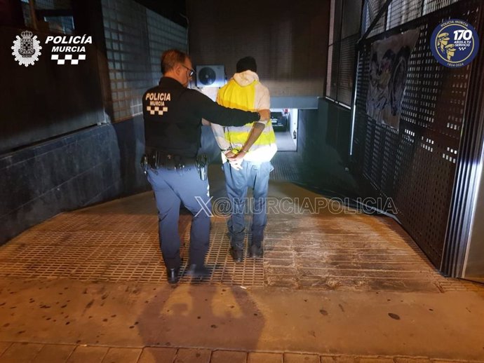 Imagen del detenido, custodiado por la Policía Local de Murcia