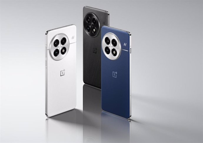 Recurso de OnePlus 13 en tres colores: blanco, negro y azul