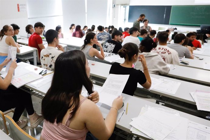 Archivo - Estudiantes se examinan durante el primer día de las pruebas de la Evaluación del Bachillerato para el Acceso a la Universidad (EBAU).