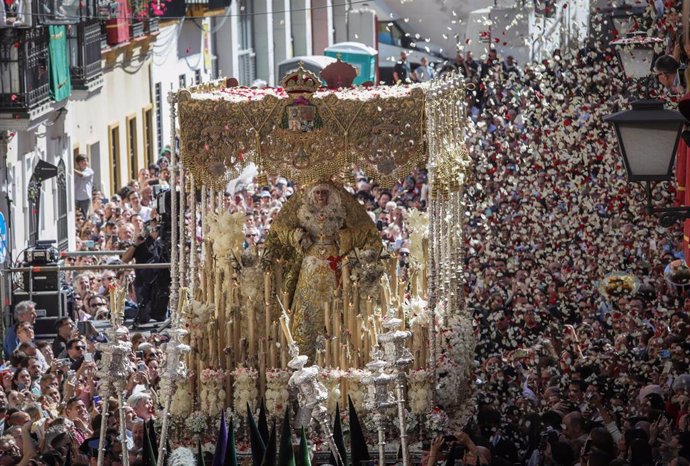 Archivo - El palio de la Virgen de la Esperanza Macarena, a su paso por la calle Escoberos, en foto de archivo.