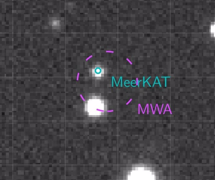 Al utilizar varios radiotelescopios juntos, el equipo pudo rastrear la fuente de radio hasta un objeto específico en el cielo.