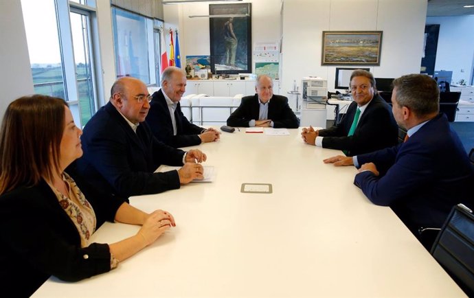 Reunión del consejero de Industria y presidente de SODERCAN, Eduardo Arasti, con ACEFAM