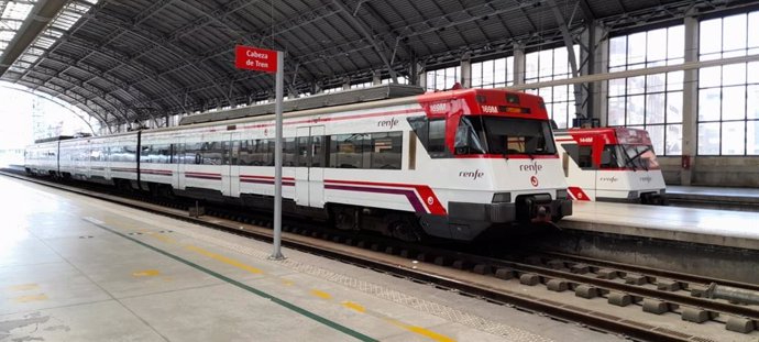 Archivo - Tren de Cercanías en la estación de Abando en Bilbao