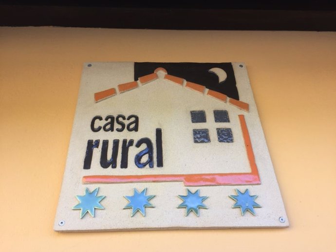 Archivo - Cartel con cuatro estrellas de una casa rural.