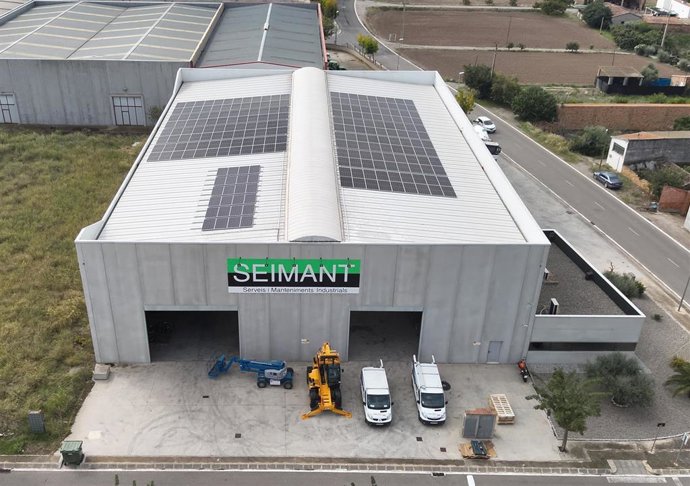 Placas solares en la cubierta de Seimant.