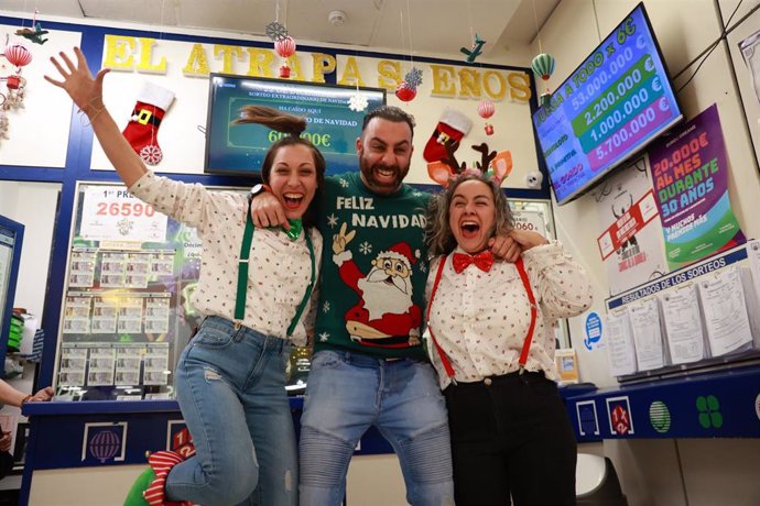 Archivo - Empleados de la administración situada en Alcampo, R. Tamarguillo, 21 (Sevilla) celebran el Sorteo Extraordinario de la Lotería de Navidad, a 22 de diciembre de 2023, en Sevilla (Andalucía, España).