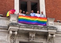 El Supremo avala colocar la bandera LGBTI en edificios públicos el día del orgullo gay por no ser un símbolo partidista