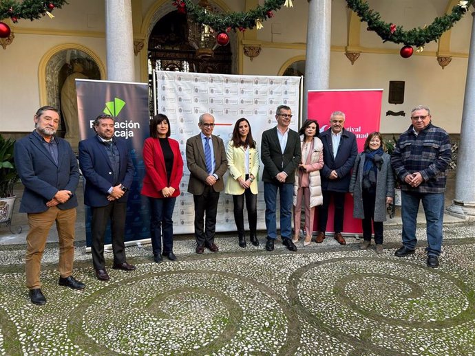 Presentación de la proyección de 'Blancanieves' con el edil de Cultura, Juan Ramón Ferreira, y los directores del Festival de Música y Danza, Pablo Pinamonti, y de División de Comunicación, Actividades e Imagen de la Fundación Unicaja, Cristina Rico