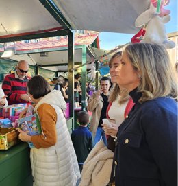 La alcaldesa, Amaia del Campo, en el Rastrillo Infantil Solidario de Barakaldo.