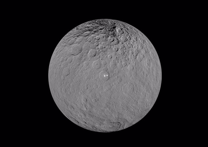 El planeta enano Ceres visto por la nave espacial Dawn de la NASA. En el centro, el cráter Occator, que alberga la zona más brillante de Ceres