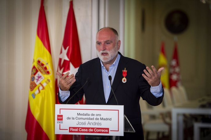 Archivo - El chef José Andrés interviene tras recibir la Medalla de Oro por parte de la presidenta de la Comunidad de Madrid, en la Real Casa de Correos, a 1 de julio de 2022, en Madrid (España). El Chef recibe este galardón por su trabajo solidario en Uc