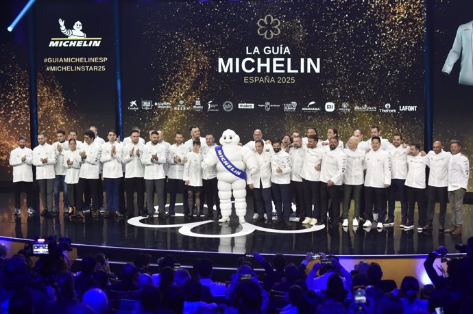 Los chef de restaurantes con una Estrella Michelín posan durante la gala de la Guía Michelin 2025, en el Auditorio y Centro de Congresos Víctor Villegas, a 26 de noviembre de 2024, en Región de Murcia (España). 