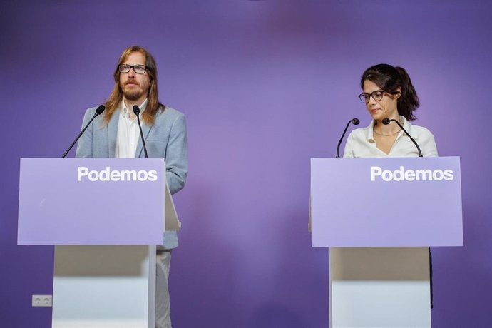 Archivo - El secretario de Organización y Portavoz de Podemos, Pablo Fernández, y la eurodiputada y portavoz de Podemos, Isa Serra, durante una rueda de prensa, a 2 de septiembre de 2024, en Madrid (España). 