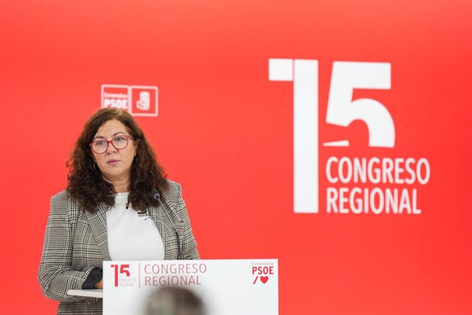 La vicesecretaria general del PSOE de Extremadura, Eva Pérez, en rueda de prensa este lunes en Mérida