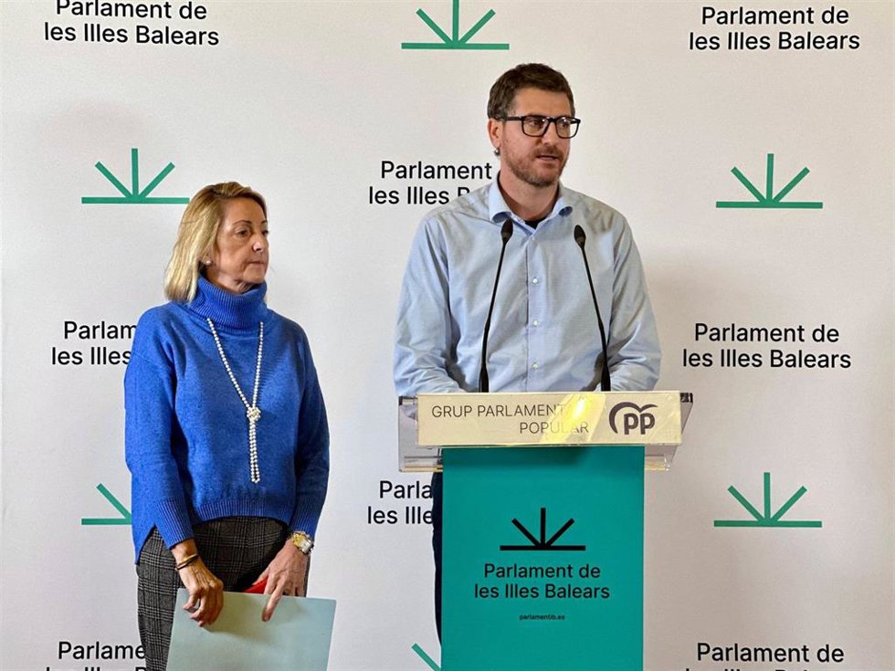 El portavoz del PP en el Parlament, Sebasti Sagreras, y la diputada 'popular' Isabel Borrás