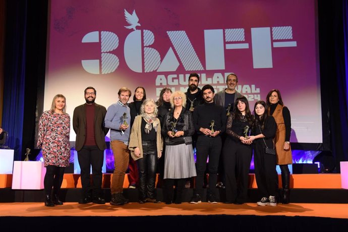 Imagen de familia de los premiados.