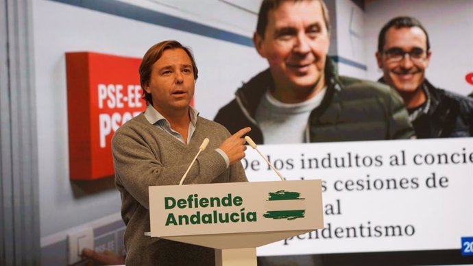 El secretario general del PP-A, Antonio Repullo, este lunes en rueda de prensa en la sede regional.