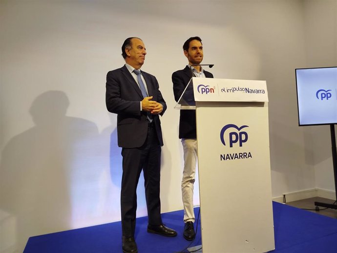 El diputado navarro del PP Sergio Sayas junto a Carlos García Adanero